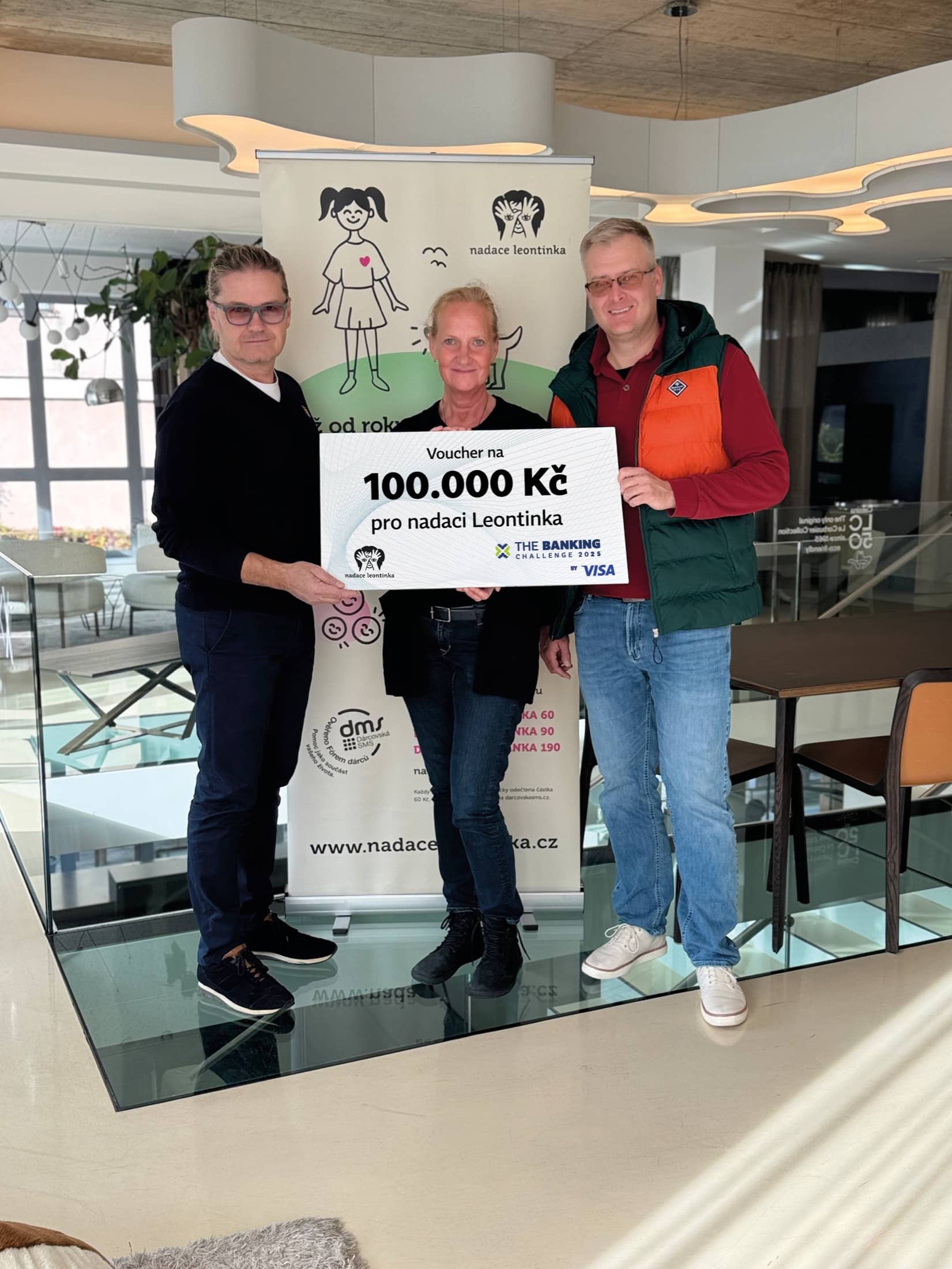 Předání šeku na 100 000 Kč nadaci Leontinka